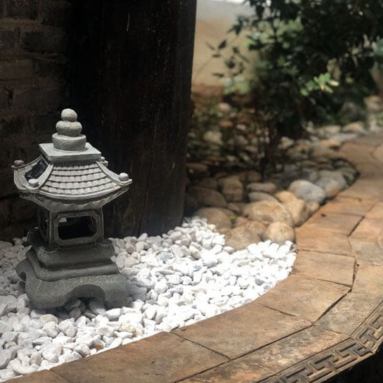 Luce da Giardino in Resina a Forma di Pagoda Alimentata a Energia Solare con Finitura in Pietra