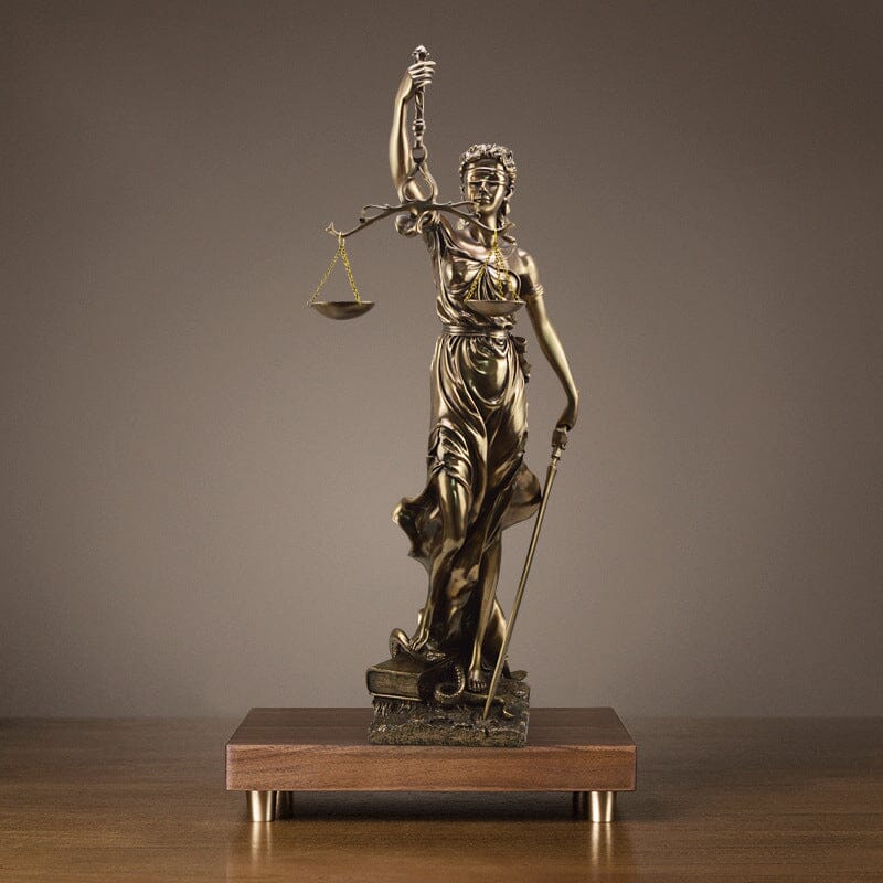Statua decorativa della Dea della Giustizia