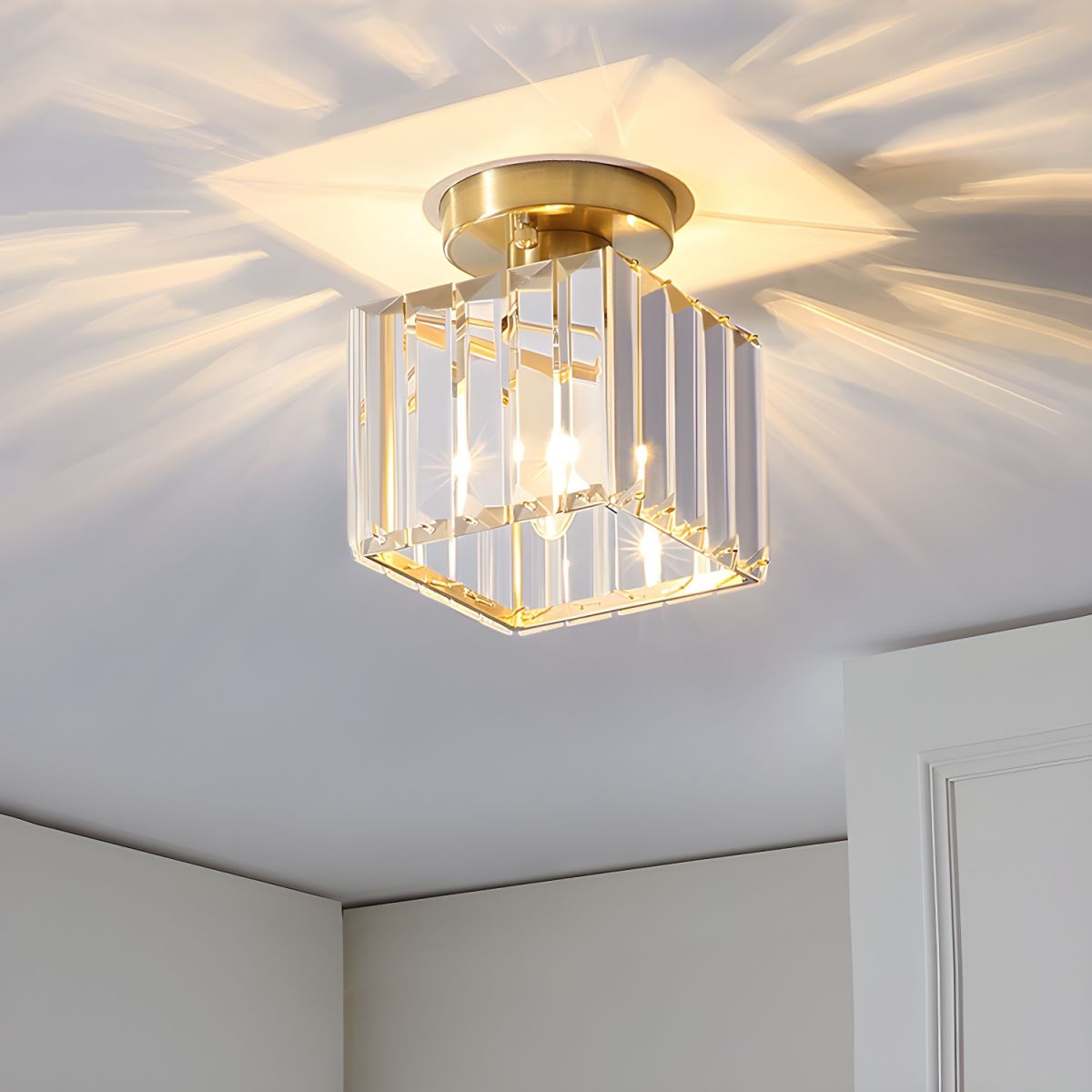 Lampada da soffitto in vetro di cristallo – Supporto in ottone e design compatto
