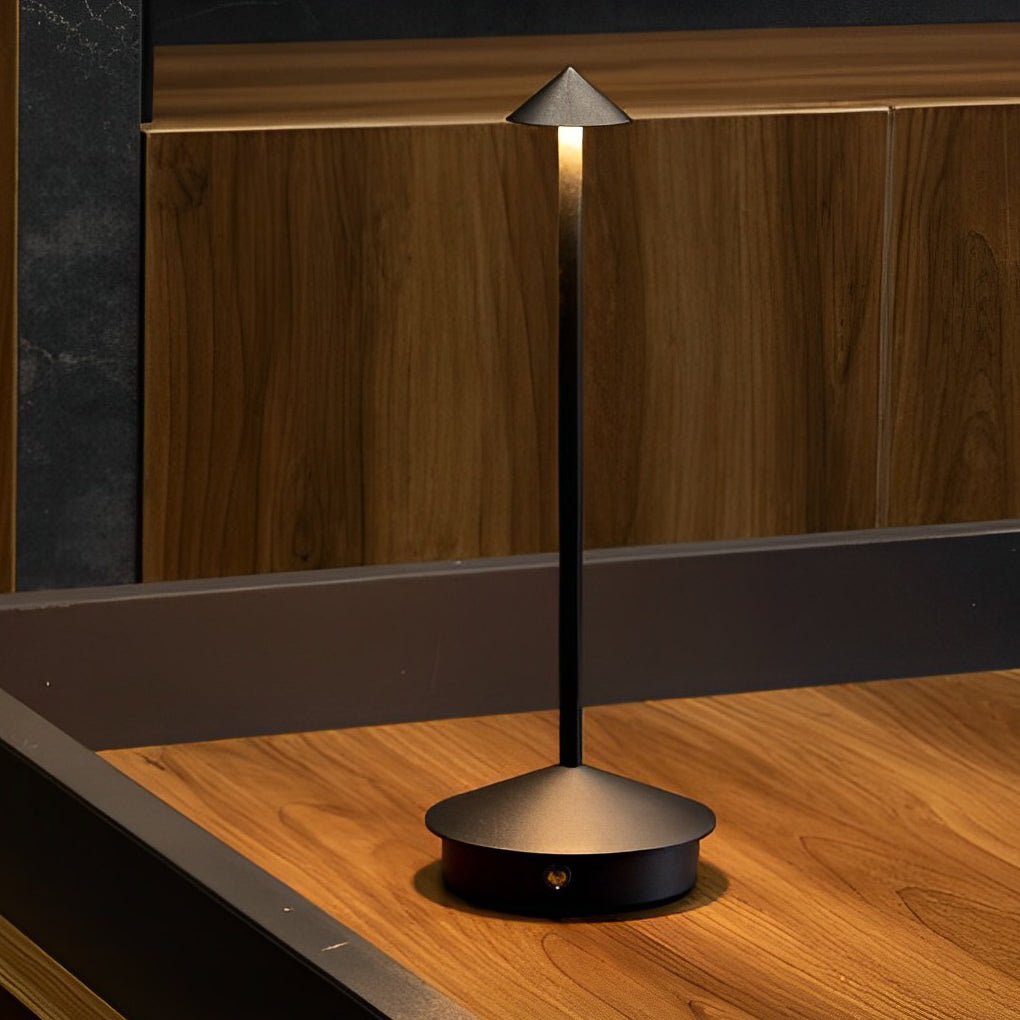 Pina Pro - Lampada da Tavolo USB Dimmerabile e Stile