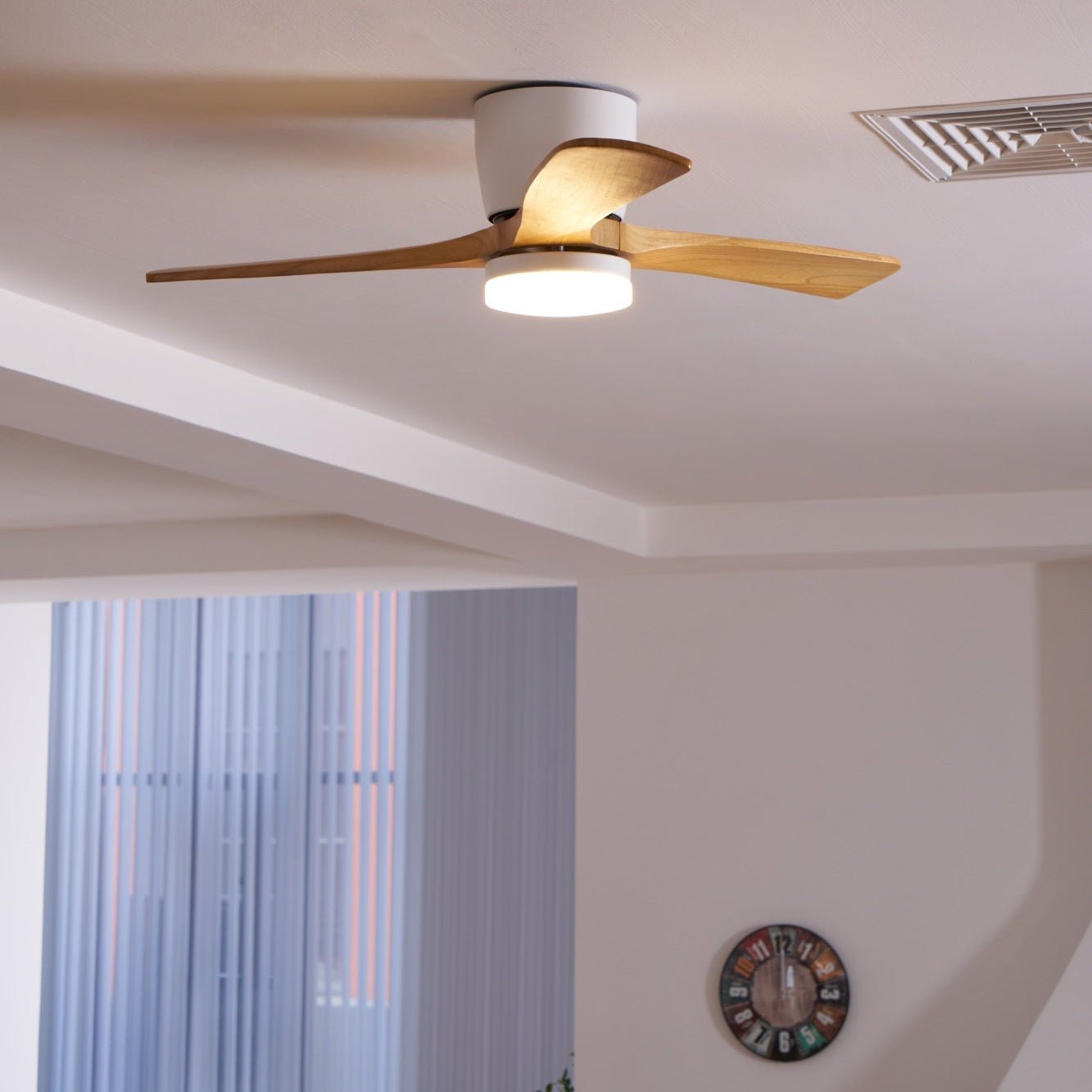 Arvienne | Ventilatore da soffitto in legno nordico con luce LED per camere moderne