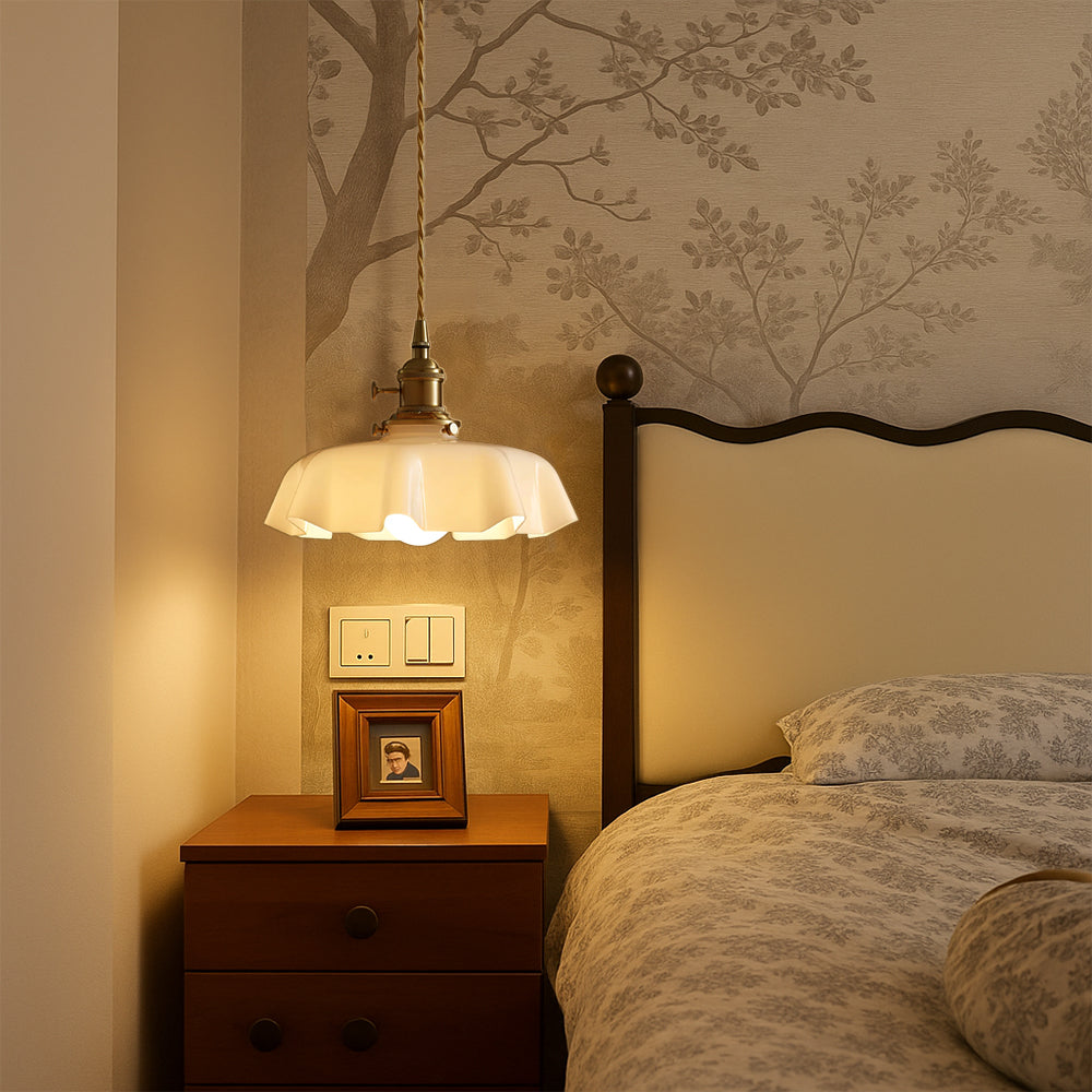 Lampada a sospensione in stile francese con paralume in vetro crema a forma scallop
