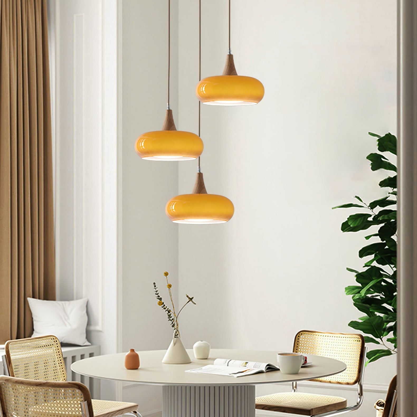 Elowara | Lampada a Sospensione in Vetro Ambra con Dettagli in Legno per Illuminazione Ambientale nella Sala da Pranzo
