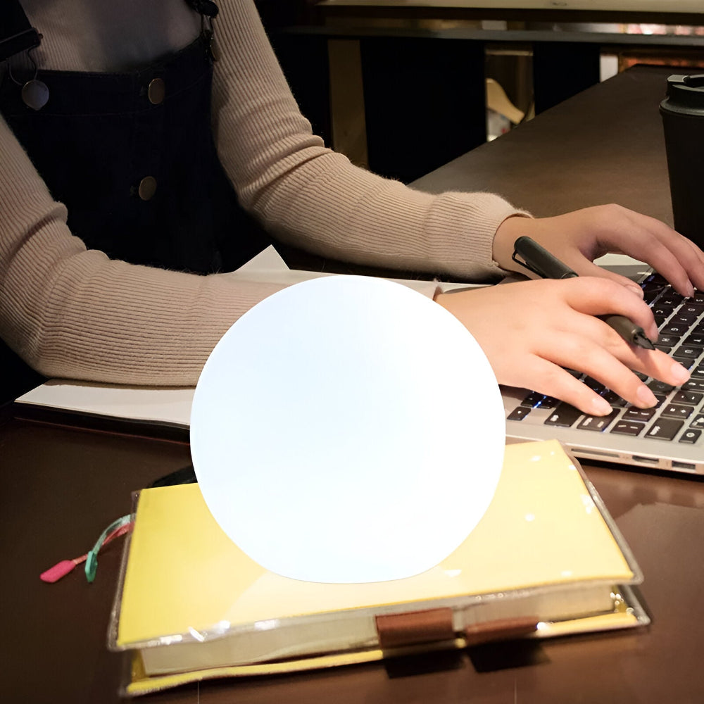Thessara - Lampada da Tavolo LED con Cambio Colore Dinamico a Forma di Sfera