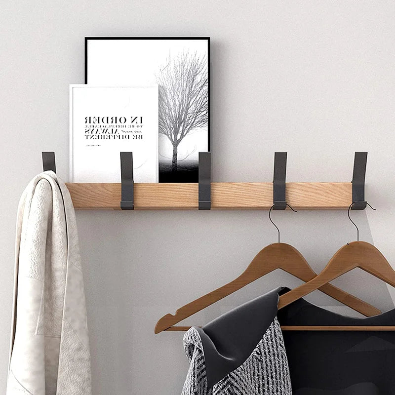 Armadio a muro con ganci mobili – Design scandinavo realizzato in legno e metallo