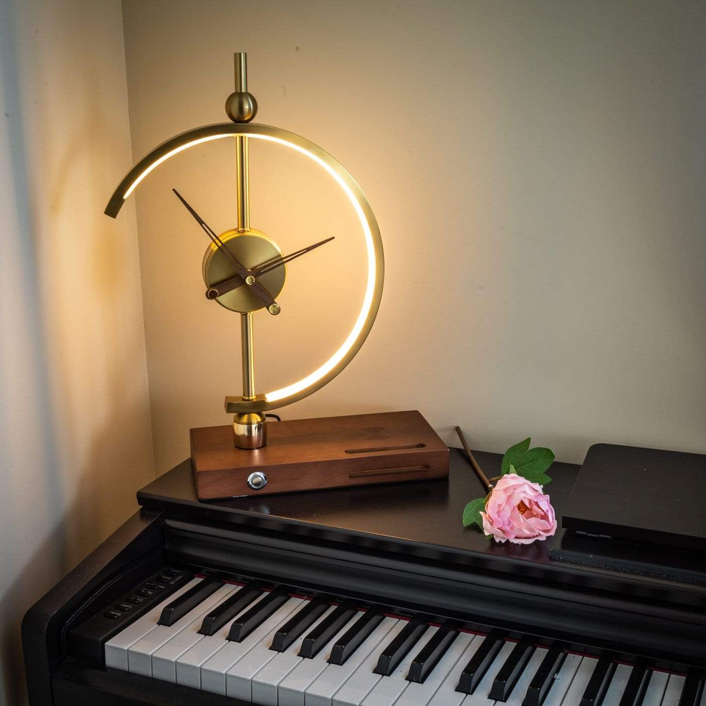 Orologio di design con lampada LED e ricarica integrata