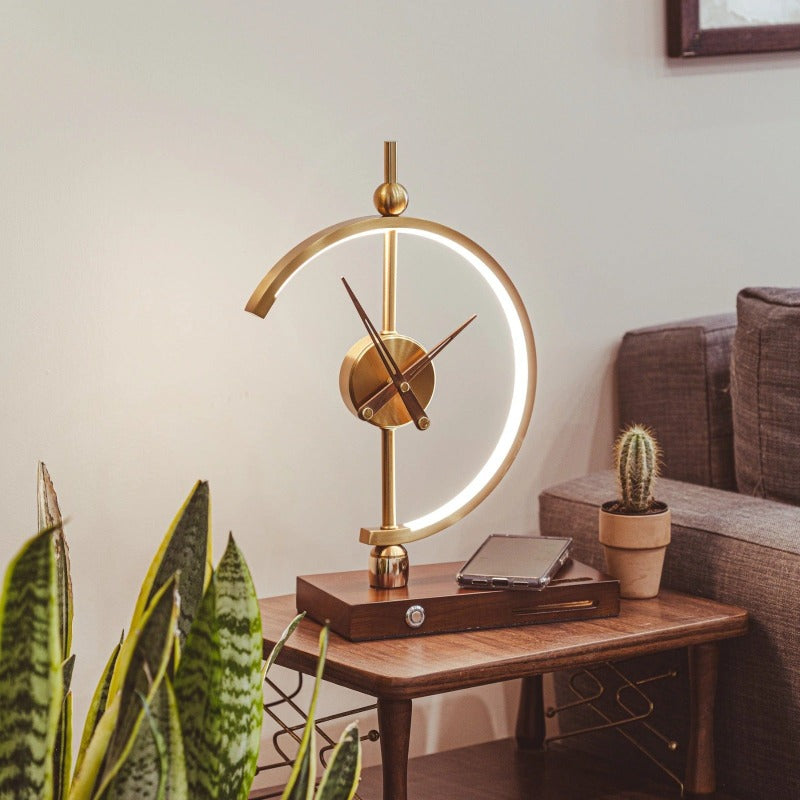 Orologio di design con lampada LED e ricarica integrata