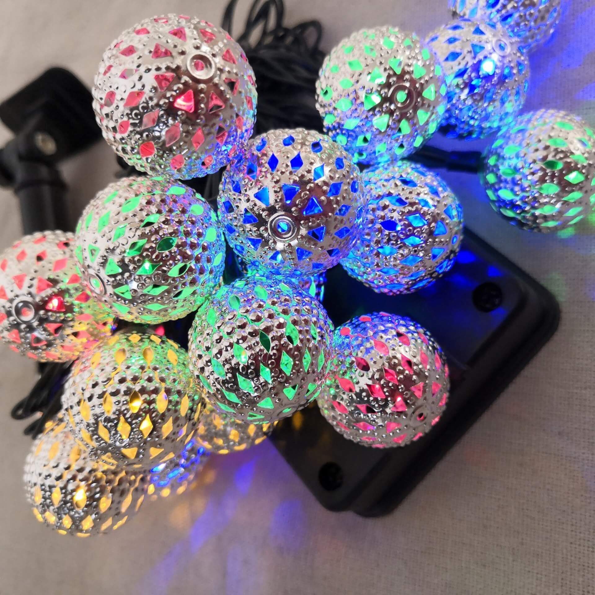 Skanto | Fonti di Luce Solari Palle Marocchine Colorate LED Decorazioni Natalizie in Ferro per Esterni