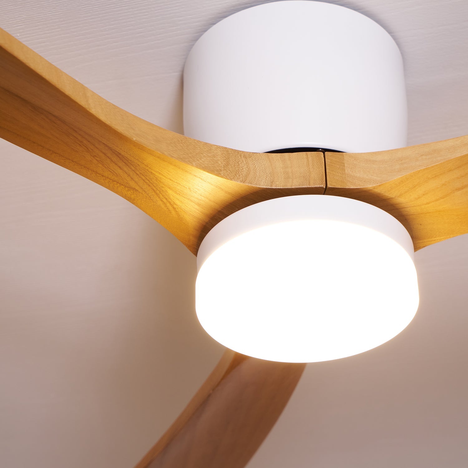 Arvienne | Ventilatore da soffitto in legno nordico con luce LED per camere moderne
