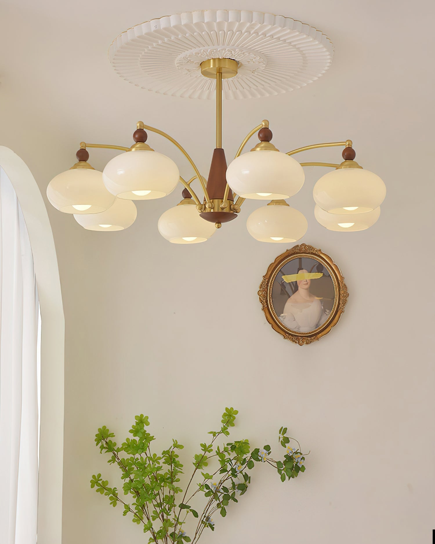 Elanorae | Lampadario in Legno e Ottone senza Tempo con Paralumi in Vetro Caldo