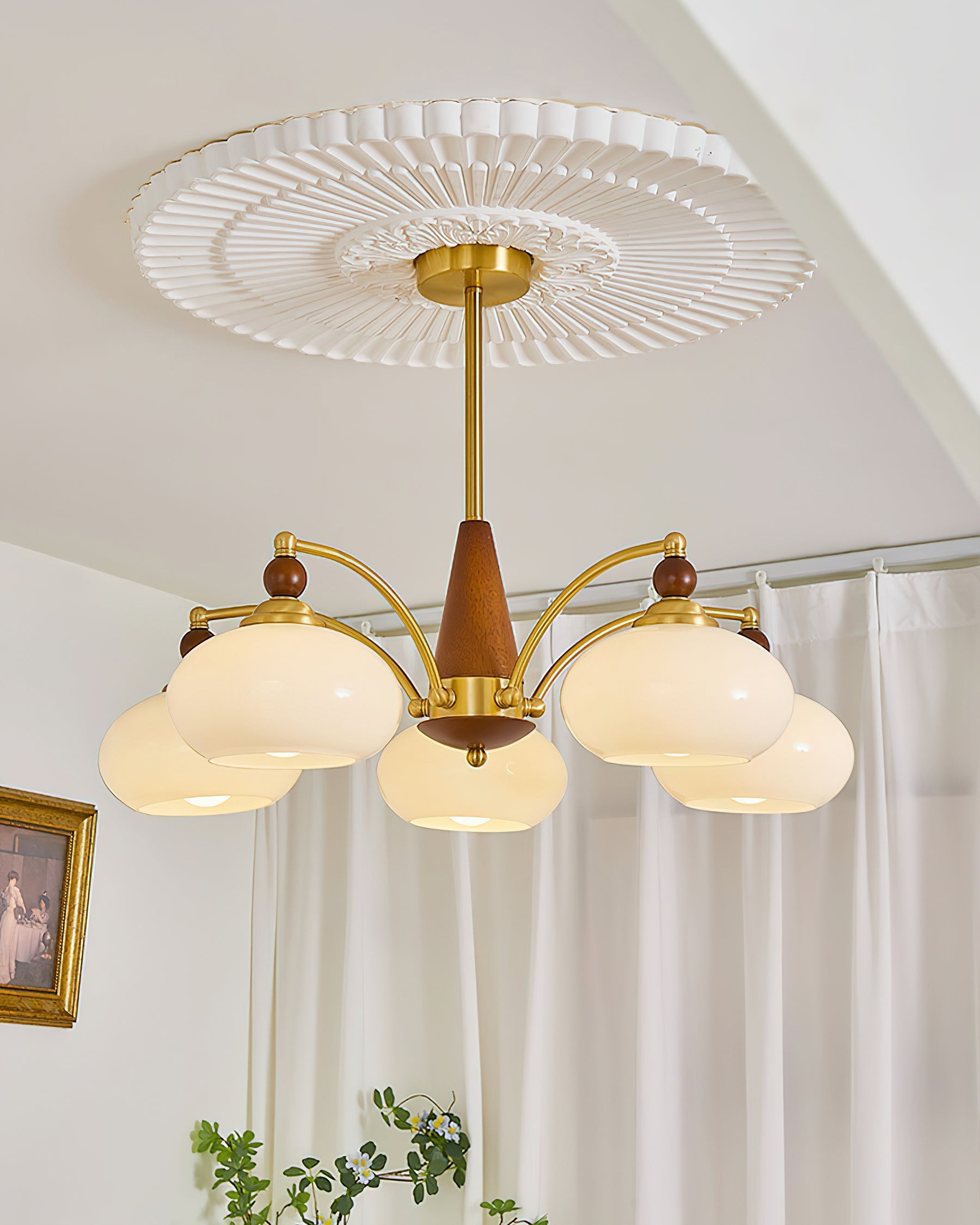Elanorae | Lampadario in Legno e Ottone senza Tempo con Paralumi in Vetro Caldo