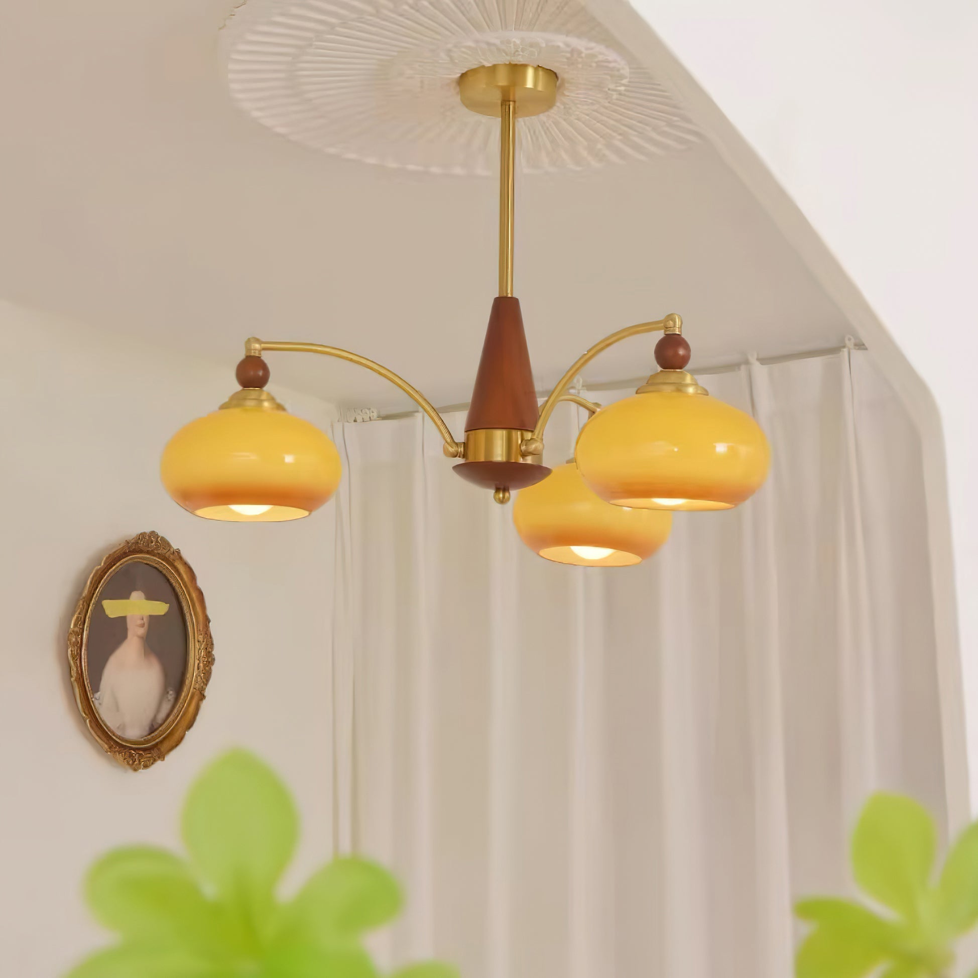 Elanorae | Lampadario in Legno e Ottone senza Tempo con Paralumi in Vetro Caldo