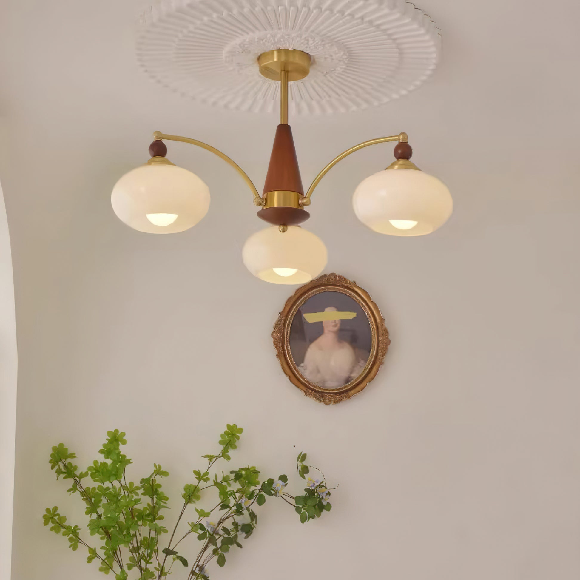 Elanorae | Lampadario in Legno e Ottone senza Tempo con Paralumi in Vetro Caldo