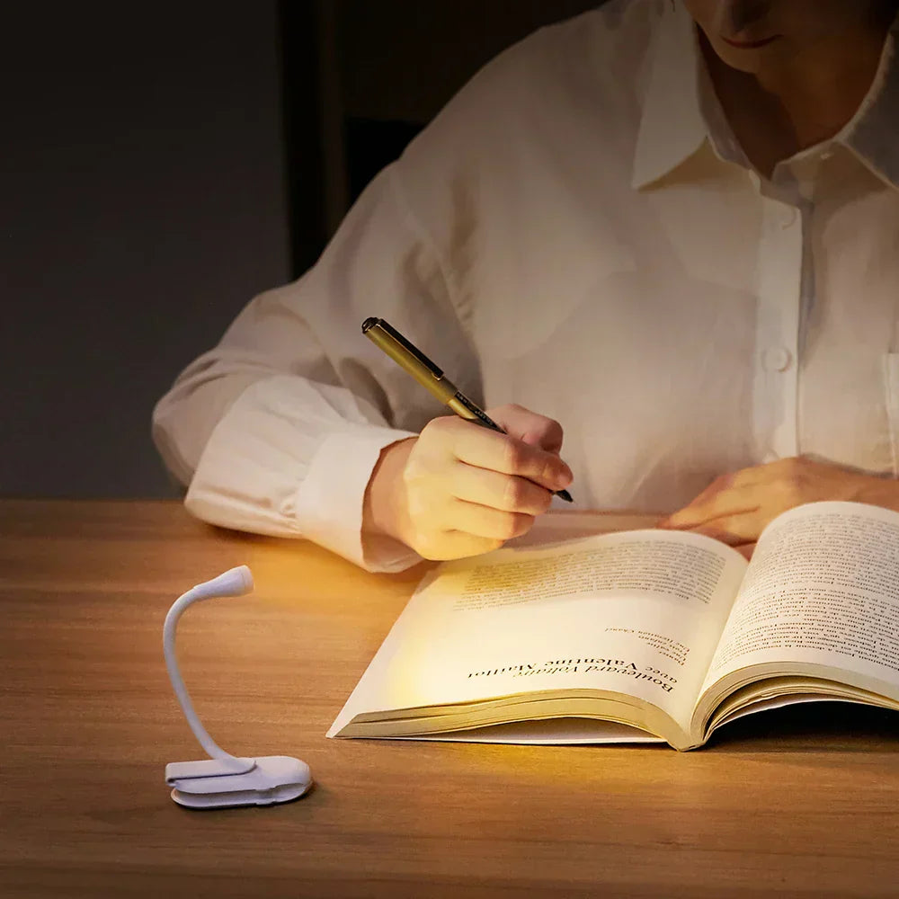 Mini Lampada da Libro - Luce Notturna Portatile con Clip e Ricarica USB, LED Dimmerabile per Camera da Letto, Protezione per Gli Occhi e Campeggio - Lampada da Libro con Clip Rotante a 360°