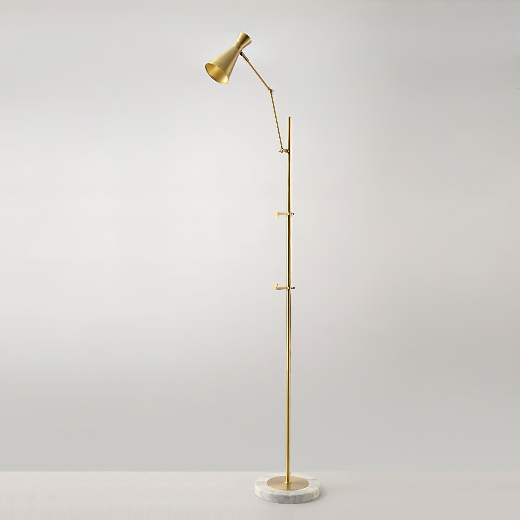 Seraya | Luce da pavimento per esposizione artistica con base in marmo per illuminazione interna elegante