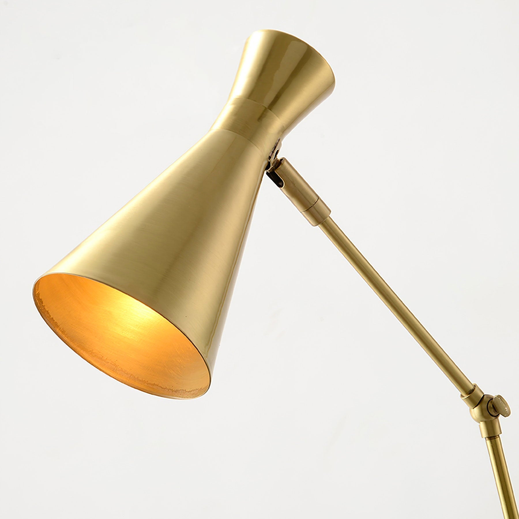 Seraya | Luce da pavimento per esposizione artistica con base in marmo per illuminazione interna elegante