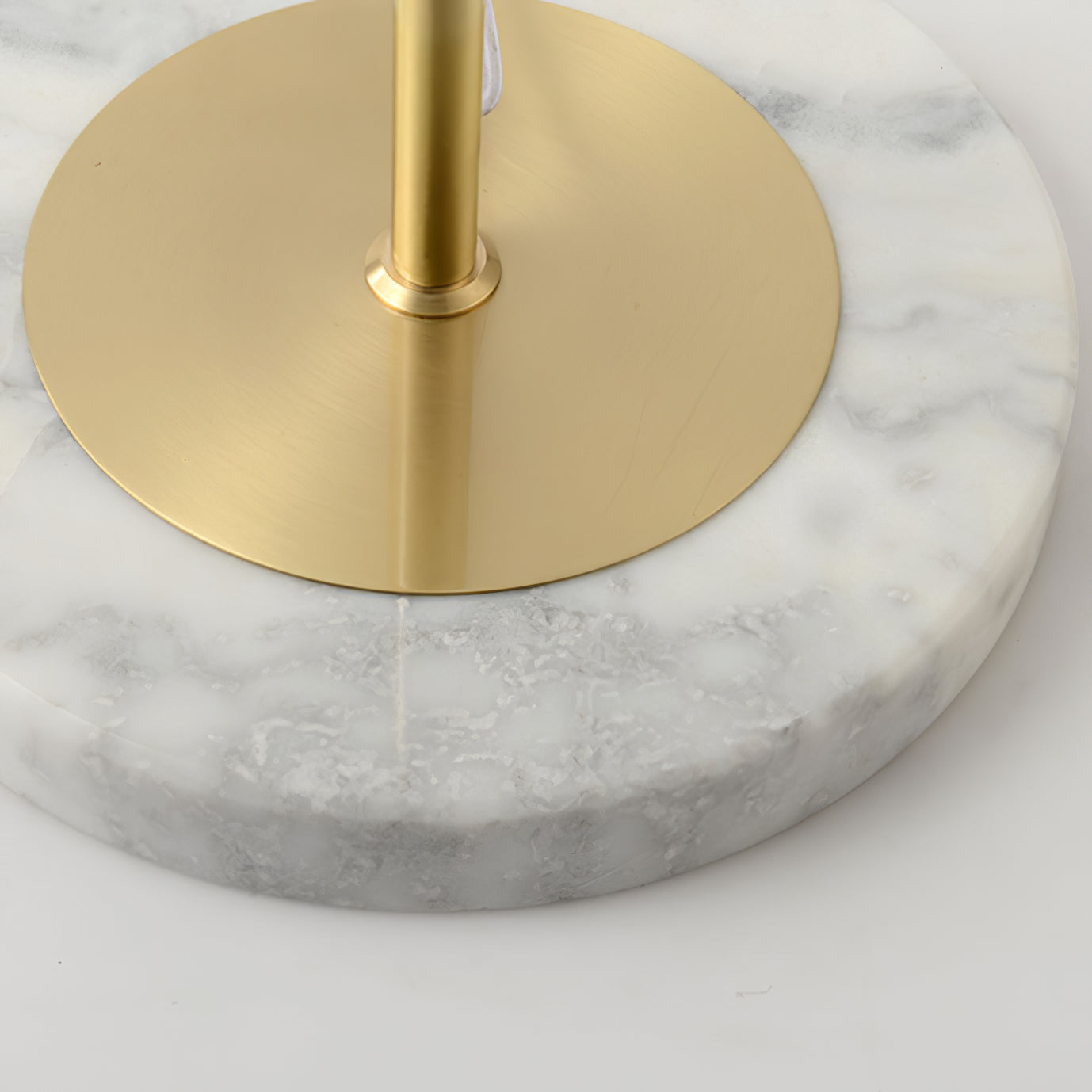 Seraya | Luce da pavimento per esposizione artistica con base in marmo per illuminazione interna elegante