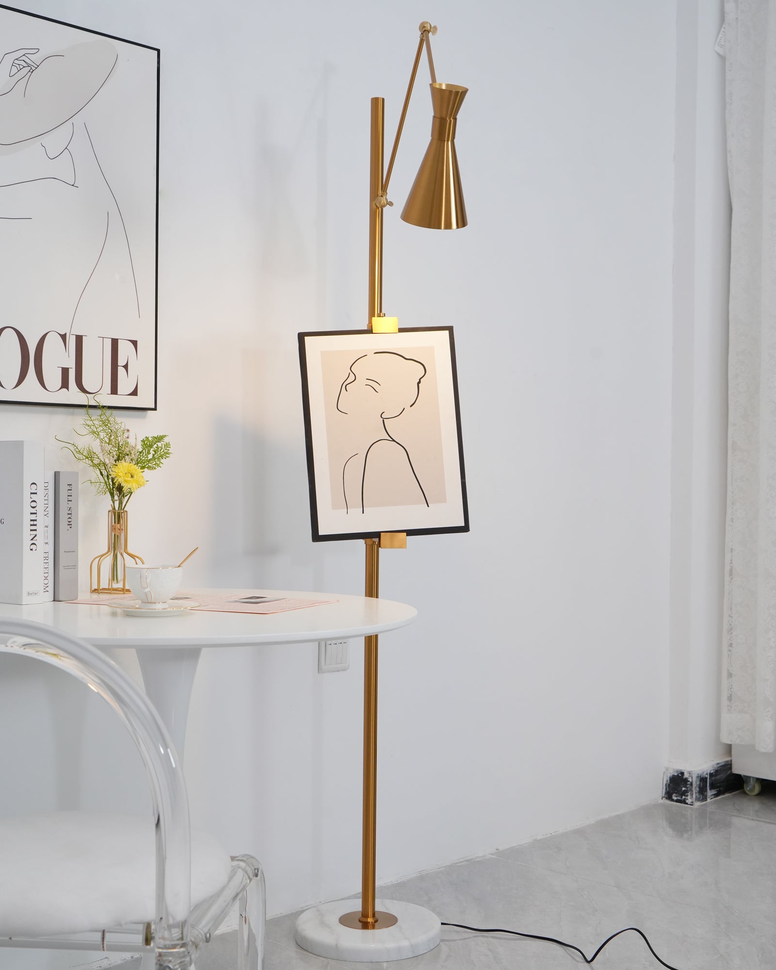 Seraya | Luce da pavimento per esposizione artistica con base in marmo per illuminazione interna elegante