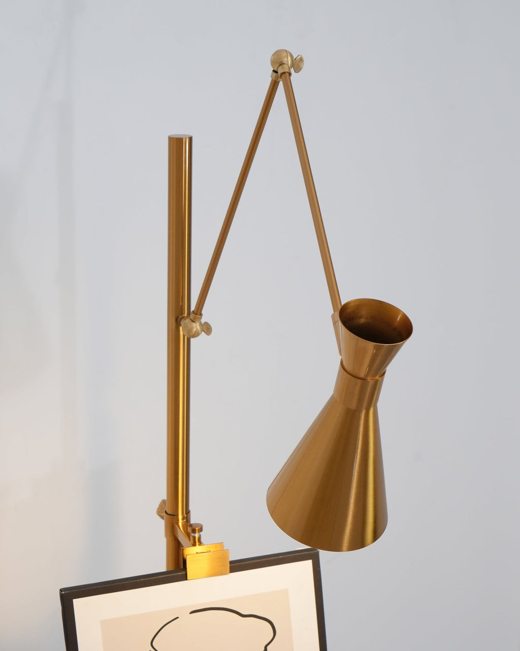 Seraya | Luce da pavimento per esposizione artistica con base in marmo per illuminazione interna elegante