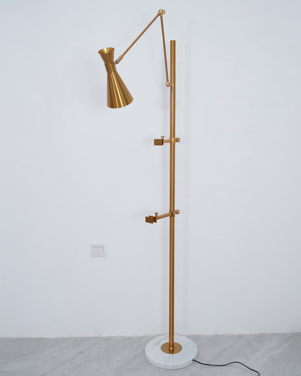Seraya | Luce da pavimento per esposizione artistica con base in marmo per illuminazione interna elegante