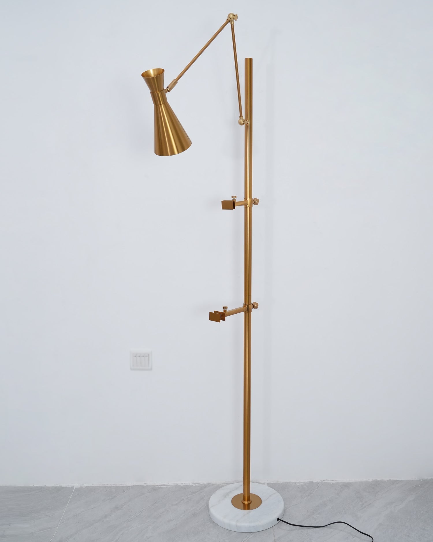 Seraya | Luce da pavimento per esposizione artistica con base in marmo per illuminazione interna elegante