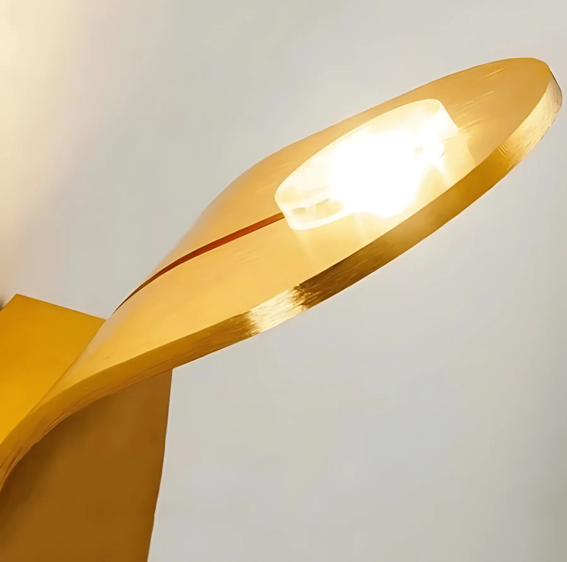 Seluna | Applique Metallica Curva con LED Integrato per Illuminazione Interna Calda