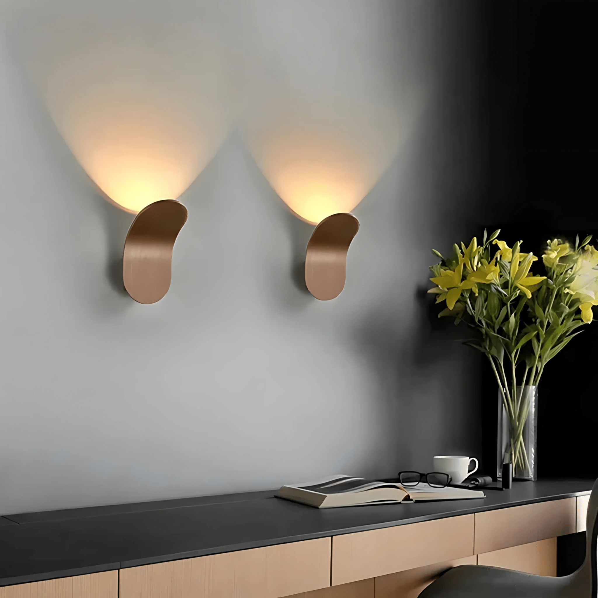 Seluna | Applique Metallica Curva con LED Integrato per Illuminazione Interna Calda