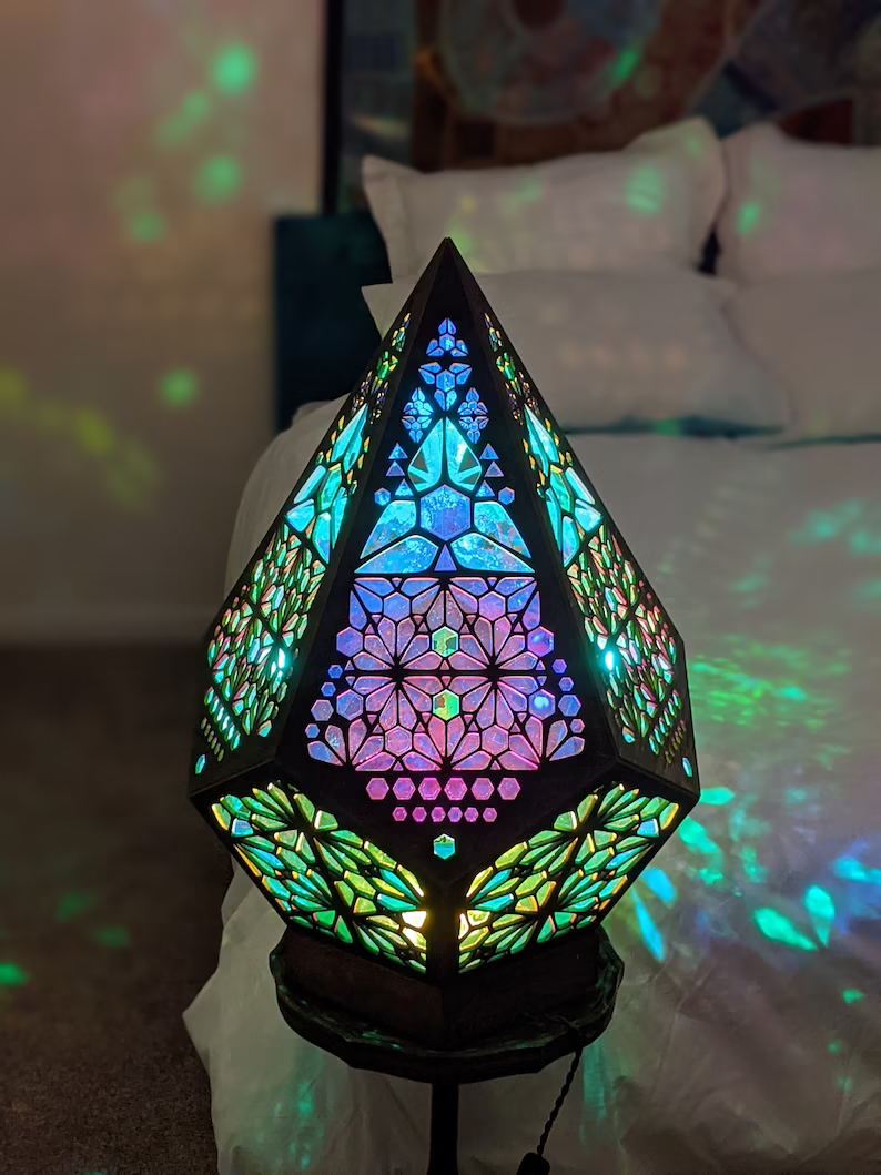 Lampada da tavolo LED in stile vetro colorato - LumiAura