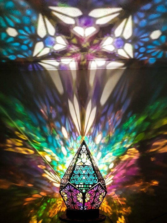 Lampada da tavolo LED in stile vetro colorato - LumiAura