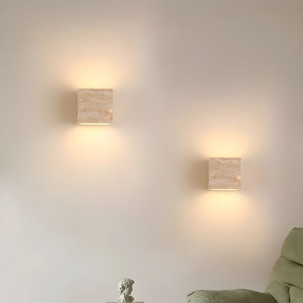 Skanto | Lampada da parete in travertino per un'atmosfera calda ed elegante