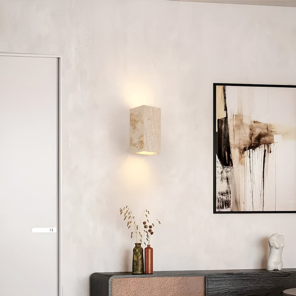 Skanto | Lampada da parete in travertino per un'atmosfera calda ed elegante