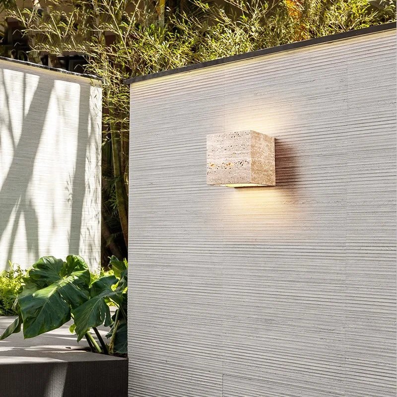 Skanto | Lampada da parete in travertino per un'atmosfera calda ed elegante