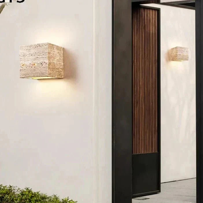 Skanto | Lampada da parete in travertino per un'atmosfera calda ed elegante