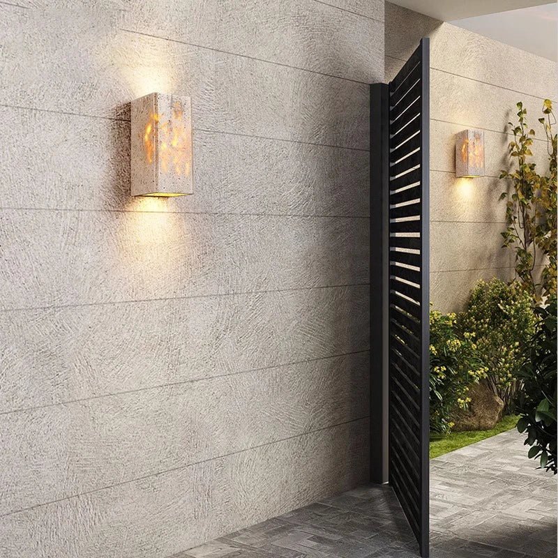 Skanto | Lampada da parete in travertino per un'atmosfera calda ed elegante