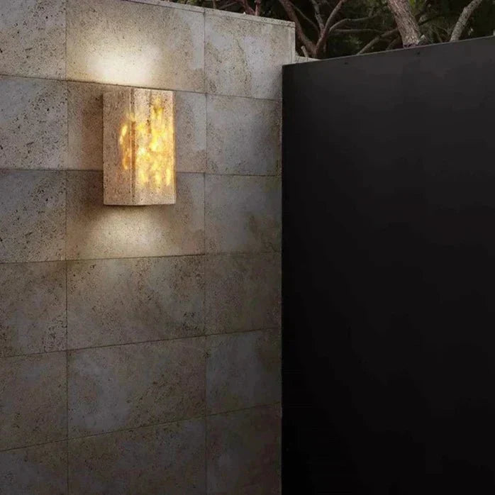 Skanto | Lampada da parete in travertino per un'atmosfera calda ed elegante
