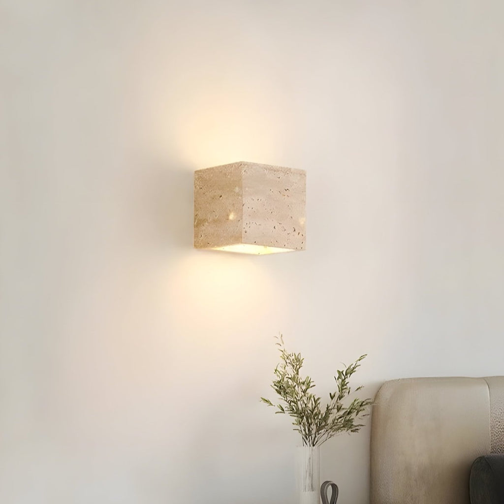 Skanto | Lampada da parete in travertino per un'atmosfera calda ed elegante